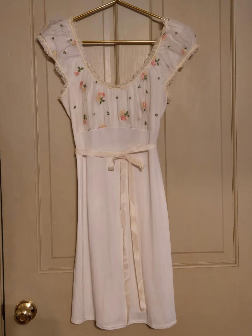 Antique 1940s-50s Dressing Gown Nylon w/pink flower appliques & lace accents